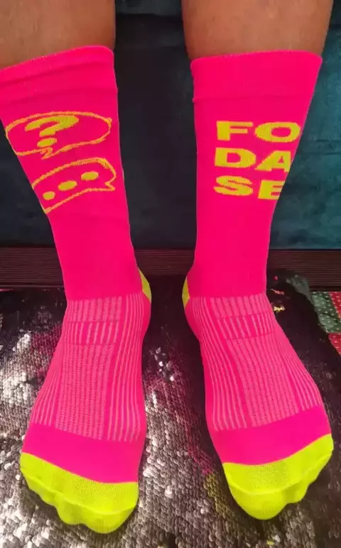 Meia FODA-SE COM BALÃO - rosa neon com amarelo neon