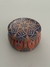 VELA AROMÁTICA ARTESANAL MANDALA BROWNIE 130G na internet