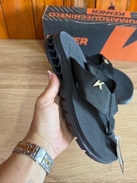 Chinelo Infantil Preto Premium com Detalhe Dourado