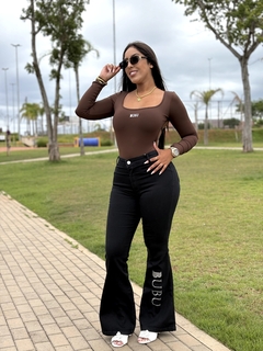CALÇA FLARE BUBU BORDADO