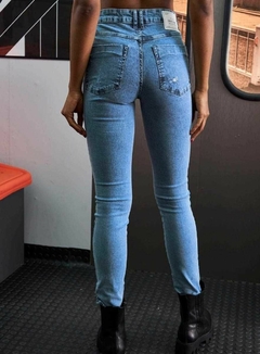 Calça Jeans Skinny Bia Destroyed Colcci - comprar online
