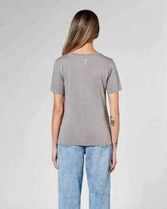 Imagem do Camiseta Camys Em Algodão Egípcio Salva Looks Gola V