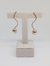 Brinco fio ondulado com esfera I Banhado a Ouro 18k - comprar online