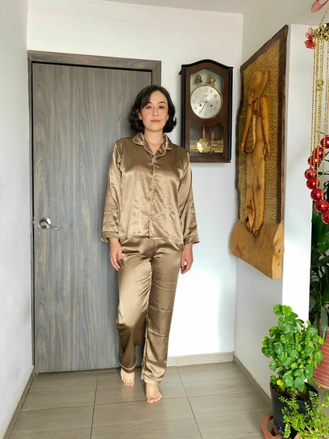 Pijama en satín camisa manga larga y pantalón