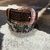 Cinto country feminino com fivela de cobre, design misto peluciado e detalhes florais, trazendo um toque rústico e sofisticado ao visual.