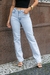 Calça Jeans Reta Cintura Média Clara na internet