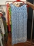 Vestido blanco y azul sin mangas en internet