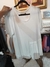Blusa blanca con pliegues en internet