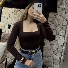 Body decote quadrado na internet