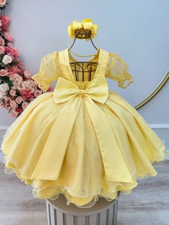 Vestido amarelo com manguinha de renda na internet