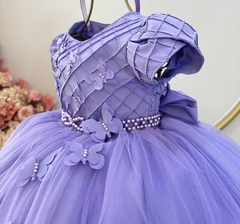 Vestido lilás com borboleta na internet