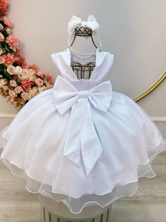 Vestido branco com detalhe bordado na internet