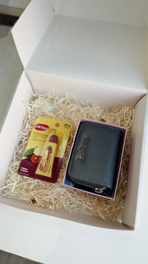 Box casual: Tarjetero Doble + Carmex