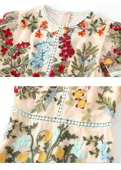 Vestido com Bordado Floral Art Noveau