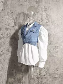 Cropped Denim Azul sobre Camisa Branca na internet