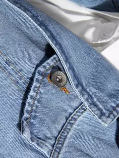 Cropped Denim Azul sobre Camisa Branca na internet