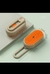 Cepillo automático a vapor para perros y gatos, con cerdas naranjas y cuerpo beige, mostrando dimensiones del producto.