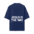 Camiseta Oversized azul marinho com a frase "JESUS IS THE WAY" em destaque na parte de trás.