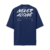 Camiseta Oversized azul marinho com a frase "YOU ARE NEVER ALONE" em destaque na parte de trás com detalhes escrito o versículo Deuteronômio 31:8.