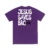 Camiseta roxa com a frase "JESUS SAVES BRO " em destaque na parte de trás.