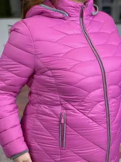 Casaco Feminino De Plumas Plus Size com Capuz Removível Acabamento em Moletom - EMISVILLE
