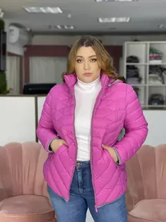 Casaco Feminino De Plumas Plus Size com Capuz Removível Acabamento em Moletom - EMISVILLE