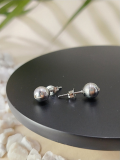 BRINCO BOLINHA EM AÇO INOXIDÁVEL - ELEGÂNCIA E DURABILIDADE na internet
