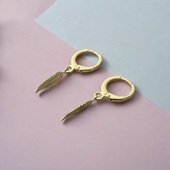 MINI ARGOLA COM PINGENTE DE PENA
