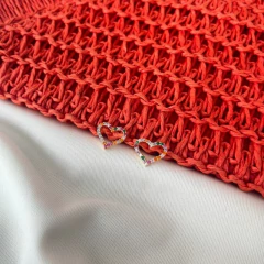 BRINCO CORAÇÃO VAZADO CRAVEJADO COM ZIRCÔNIA COLORIDA