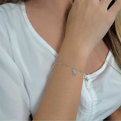 Pulseira de Prata com Pingentes de Flor, Peixe, Lua, Sol e Cavalo Marino 18 cm - comprar online