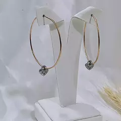 Brinco Argola Com Mini Caroção Em Ouro Negro - EMISVILLE