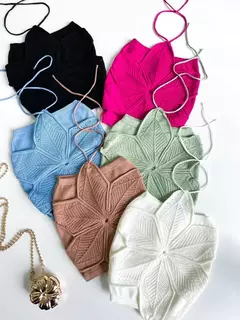 CROPPED FEMININO EM TRICÔ MODAL FRENTE ÚNICA COM FLOR REF. 1395