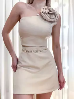 CONJUNTO FEMININO EM ALFAIATARIA SHORT SAIA E CROPPED ALÇA ÚNICA COM FLOR VIVIANE REF. 1320 - EMISVILLE