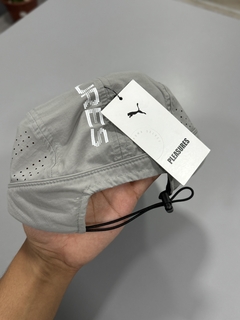 Boné Puma X Pleasures cinza na internet