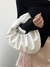 Bolsa de Mão de Couro com Pregas em Formato de Nuvem na internet
