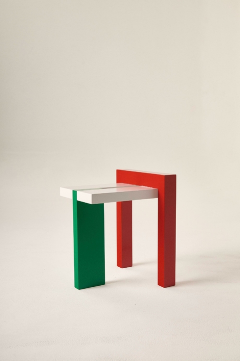 Banco Trípode V con estructura en colores rojo, verde y blanco, diseñado para espacios modernos.