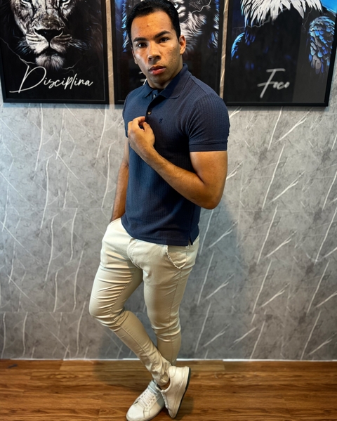 Homem usando camisa Azul marinho polo texturizada tricô
