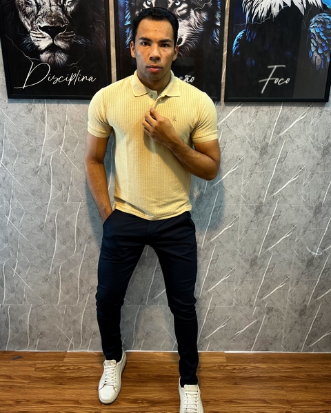 homem usando camisa polo nude