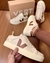 Tênis feminino casual bege com detalhes marrons e sola clara