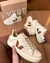 Tênis feminino casual bege com detalhes marrons e sola clara