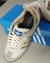Tênis feminino branco com detalhes dourados e solado caramelo