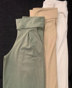 Imagen de PANTALON PALAZO CON PINZA - TELA DARLON RIB