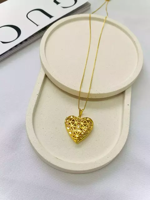 Relicário Coração Vazado com Ponto de Luz na Zircônia Dourado - comprar online