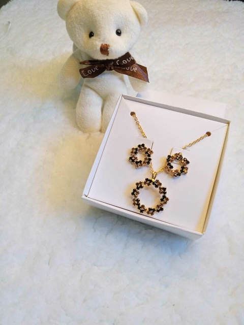 Conjunto de cordão e brinco cravejado