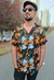 Camisa masculina estampada da marca Lazza. O modelo Brisada é preto com estampa florida azul, laranja, branca e verde.