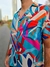 Camisa masculina estampada da marca Lazza. O modelo Oceano é azul com com detalhes vermelhos, laranja e rosa.