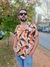 Camisa masculina estampada da marca Lazza. O modelo Outono é branco com estampa de folhas laranja, amarelo e preto.