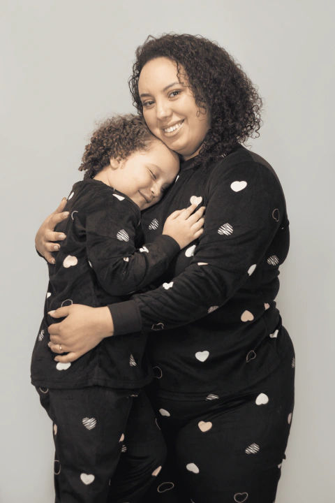PIJAMA MÃE E FILHA PRETO COM CORAÇÕES - MANGA LONGA