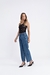 Calça jeans de lavagem azul clara. Possui um corte reto e amplo, com a barra dobrada para cima, criando uma bainha mais curta. Apresenta cintura alta, cós com passantes e bolsos frontais e traseiros característicos do jeans. 