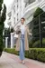 Sobretudo com comprimento midi, apresenta um design clássico de trench coat, com gola, lapelas e uma faixa para amarração na cintura. As mangas são longas e levemente soltas. Tecido estruturado, com um caimento elegante.